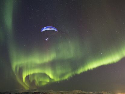 El proyecto era grabar el primer vuelo en parapente con la aurora boreal de la historia: “Ha sido diferente a todo: Volar de noche, a casi 70 grados de latitud, con un frío increíble. Impresionaba la cantidad de lenguas de aurora verdes y púrpuras que se movían y cambiaban de color”.