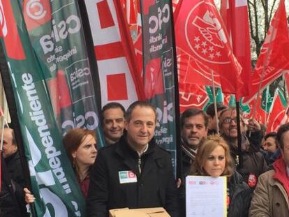 Representantes de los sindicatos del sector ahorro en la entrega de firmas de protesta por el convenio.