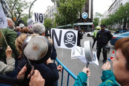 Cacerolada frente a la sede del PP. 