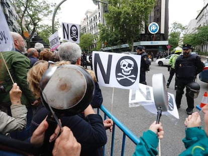 Cacerolada frente a la sede del PP. 