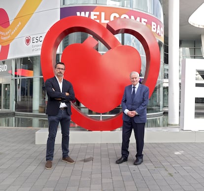 José María Castellano y Valentín Fuster, autores del estudio sobre la eficacia de la polipíldora, a las puertas del Congreso Europeo de Cardiología en Barcelona.