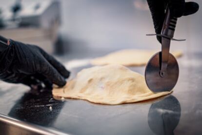 El chef del restaurante Mena Apulian Food  cocinando un 'panzerotto'.