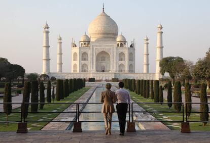 Emmanuel Macron y su esposa, Brigitte Macron, frente al Taj Mahal en Agra (India).