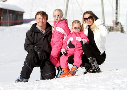 Los príncipes Friso y Mabel de Holanda, con sus hijas Luana y Zaria, en Lech, Austria, el 19 de febrero de 2011.