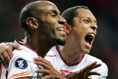 Kanouté celebra uno de sus goles con Adriano.