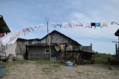 Una imagen, en la que ropa colgada adorna el centro del pueblo de Sibilyakovo, región de Omsk, (Rusia).