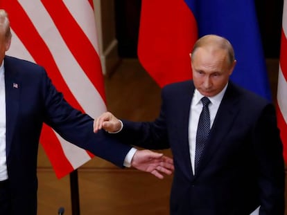 El presidente de EE UU, Donald Trump (izda.) junto a su hom&oacute;logo ruso, Vladimir Putin.