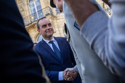El nuevo primer ministro francés, Sebastien Lecornu, saluda a los invitados al finalizar la ceremonia.