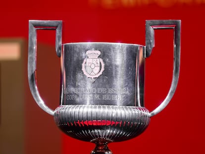 El trofeo de la Copa del Rey, en la Ciudad del Fútbol de Las Rozas.