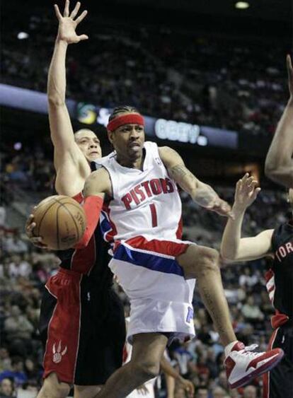 Iverson, de los Pistons, y Parker, de los Raptors, en un momento del partido
