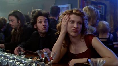 ¿Salir más o salir menos por la noche? En la comedia '200 cigarrillos' (1999), como sus caras indican, Paul Rudd y Courney Love deciden salir más.
