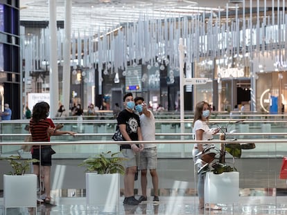 Clientes hacen cola en una de las tiendas del centro comercial Lagoh, en Sevilla.