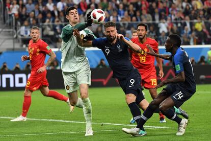 El guardameta belga Thibaut Courtois despeja el balón ante Olivier Giroud.