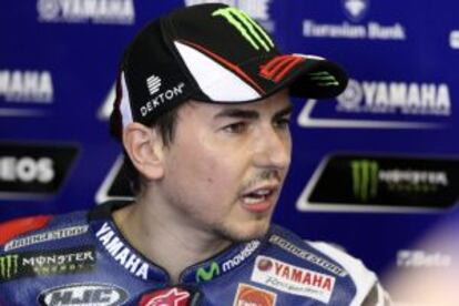 El piloto español del equipo Movistar Yamaha de MotoGP, Jorge Lorenzo, en el garaje del equipo.