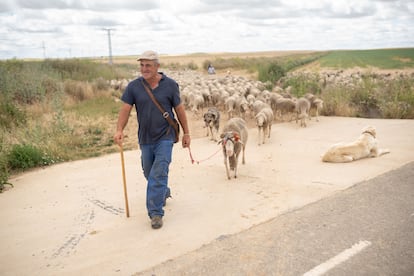 José Manuel Sánchez, en Becilla de Valderaduey (Valladolid), de camino a Valverde de la Sierra (León).