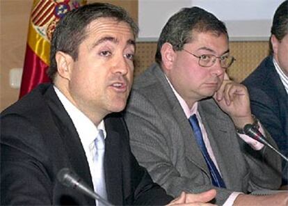Salvador Ruiz Gallud (izquierda) junto a Nicolás Bonilla, director general de Aduanas.