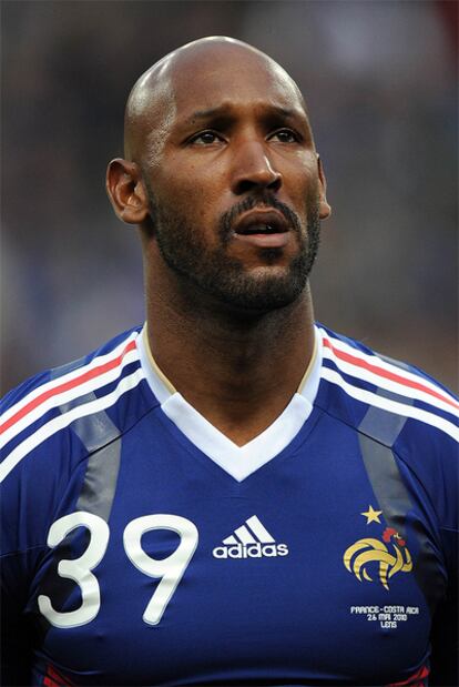 Anelka posa durante el himno antes de un encuentro con Francia.