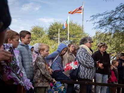 Un grupo de niños conmemora en Oronia el fin de la segunda guerra bóer, el pasado 31 de mayo.