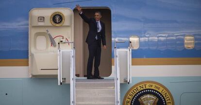 Obama saluda des de l'avió presidencial abans d'abandonar Austràlia.