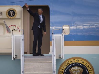 Obama acena do avião presidencial antes de deixar a Austrália.