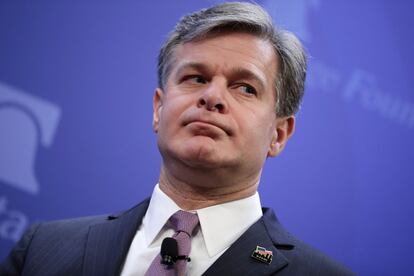 El director de la agencia, Christopher Wray, se mostró preocupado por la creciente presión sobre la institución y, a raíz de la polémica desatada por el registro en la mansión del expresidente, ha pedido respeto para la labor de los agentes.