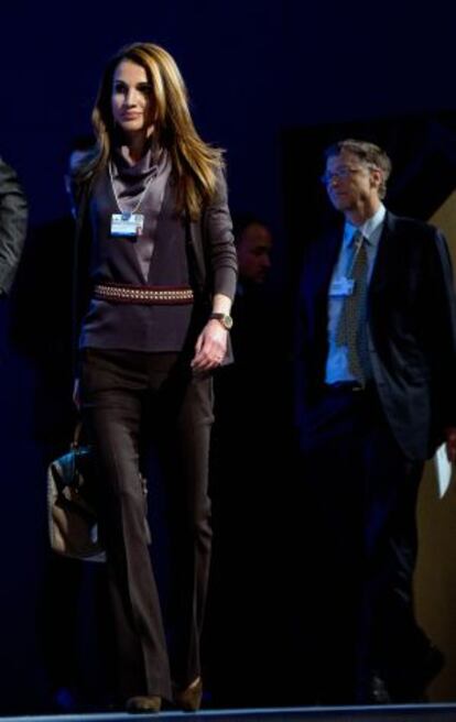 Rania de Jordania en el Foro Económico de Davos, junto a Bill Gates, el 24 de enero.