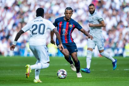 El jugador del Barcelona Koundé, durante una jugada.