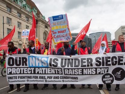 Trabajadores del Servicio Nacional de Salud del Reino Unido protestan en Londres, el 1 de mayo.