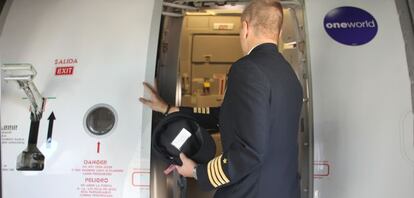 Un piloto de Iberia entra en uno de los aviones de la aerolínea.