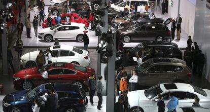 Varias personas en un salón del automóvil.