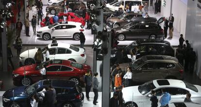 Varias personas en un sal&oacute;n del autom&oacute;vil. 