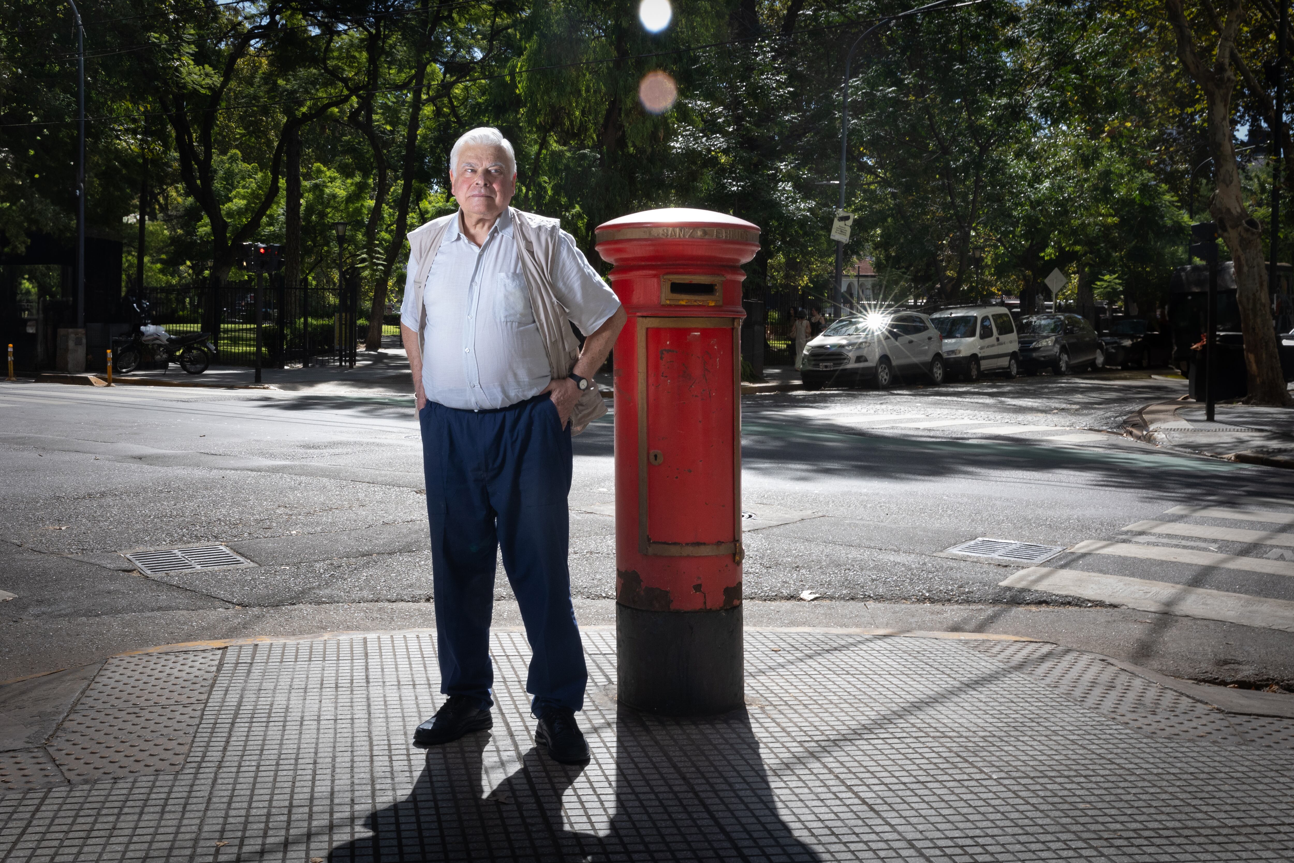 Luis Alberto Romero, posa en una esquina del barrio de Belgrano, en Buenos Aires, el 13 de febrero de 2025 
