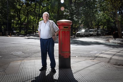 Luis Alberto Romero, posa en una esquina del barrio de Belgrano, en Buenos Aires, el 13 de febrero de 2025 