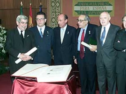 De izquierda a derecha, Gabriel Cisneros, Miguel Herrero, Miquel Roca, Gregorio Peces-Barba, José Pedro Pérez Llorca y Jordi Solé Tura.