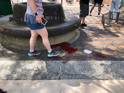 Sangre acumulada en Port Clinton Square en Highland Park, después del tiroteo en el desfile del 4 de julio.