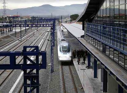 La llegada del AVE inaugural, ayer, a la estación de Camp de Tarragona.