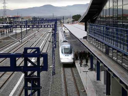 La llegada del AVE inaugural, ayer, a la estación de Camp de Tarragona.