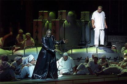 Escena de 'La condenación de Fausto', de La Fura dels Baus, en el Festival de Salzburgo de 1999.