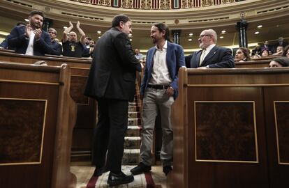 El diputado por ERC Oriol Junqueras (de espaldas) conversa con el diputado y líder de Unidas Podemos, Pablo Iglesias.