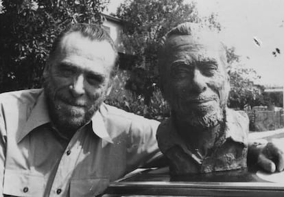 Bukowski con la escultura de Linda King.