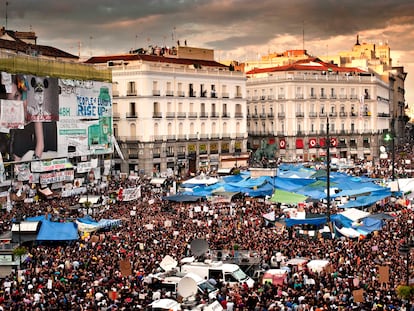 Vista general de la Puerta del Sol de Madrid el 21 de mayo de 2011, una semana después de comenzar la protesta del 15-M.