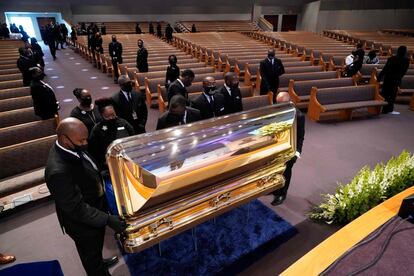 El ataúd con los restos de George Floyd, antes del inicio del funeral. Los dos principales mercados bursátiles de Estados Unidos, la Bolsa de Nueva York y el Nasdaq, han decidido pausar su actividad durante casi nueve minutos para honrar la memoria del afroamericano muerto a manos de la policía.