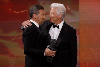 Antonio Banderas entrega a Richard Gere su premio Goya Internacional en Granada, segundos antes de que los subtítulos se hiciesen protagonistas del evento.