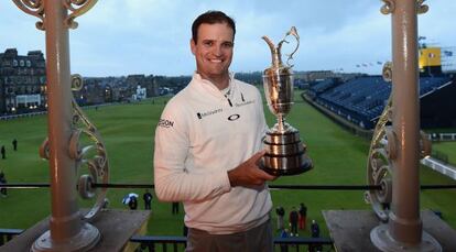 Zach Johnson posa con la Jarra de Clarete.