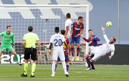 Ramos y Lenglet, en el momento del penalti.