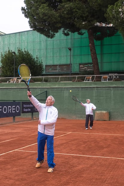 Ángel Martín (a la izquierda), de 86 años, y Antonio del Barco, de 85 juegan en el Club de Tenis de Chamartín.