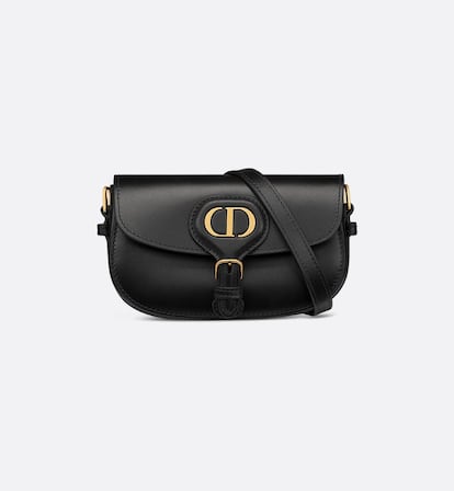 Dior presentó en su colección Crucero 2025 una de sus más recientes incorporaciones a la familia de bolsos: el minibolso New Dior Bobby que supone la enésima reinterpretación de la omnipresente silueta hobo. Confeccionado en una exquisita piel de becerro en color negro detalles en oro envejecido incluido su logo es una de esas inversiones que durará siglos en tu armario.