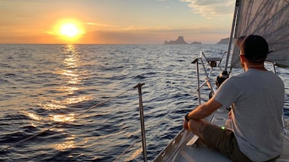 Puesta de sol en Ibiza con Es Vedrá al fondo.