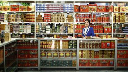 Ginseng local y otros productos en una tienda para extranjeros en la capital.