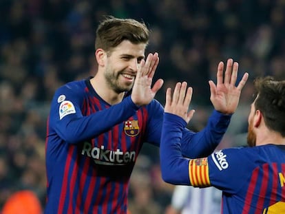 Piqué celebra con Messi el gol del Barça ante el Valladolid.